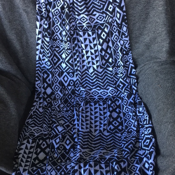 Black and white large Annabelle maxi dress but it fits like a small medium - Picture 6 of 6